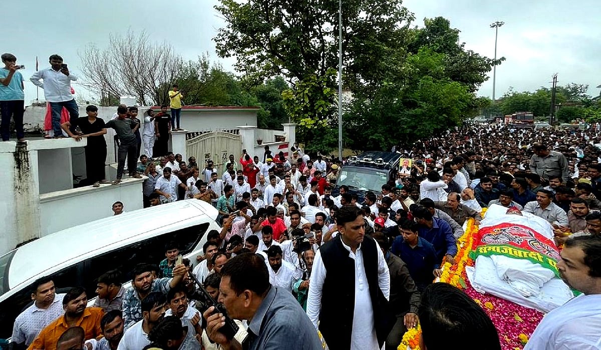 ملائم سنگھ یادو کی آخری رسومات آبائی گاؤں سیفئی میں ادا، اکھلیش نے روشن کی چِتا