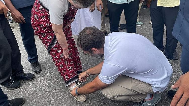 یہ تصویر بھارت جوڑو یاترا کے دوران سب سے زیادہ مشہور ہوئی تصویر میں سرفہرست کہی جا سکتی ہے۔ یہاں راہل گاندھی اپنی ماں سونیا گاندھی کے جوتے کا فیتہ باندھتے دکھائی دے رہے ہیں۔