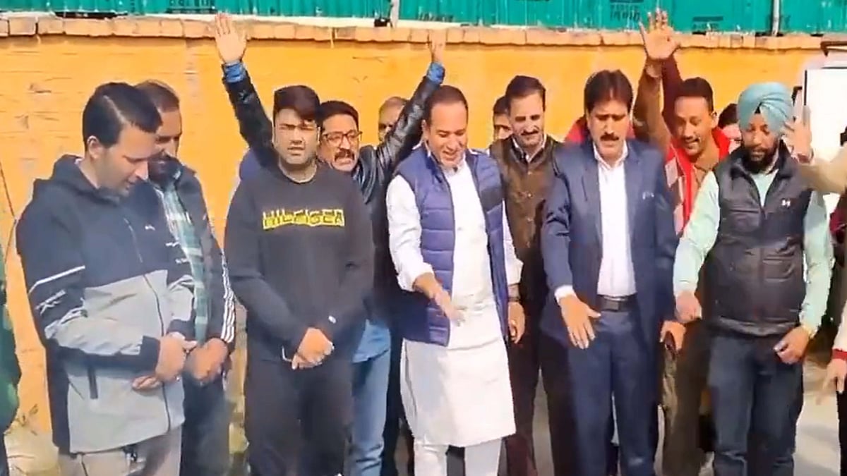 کشمیر کے یومِ الحاق کے موقع پر جشن مناتے بی جے پی لیڈر / ویڈیو گریب