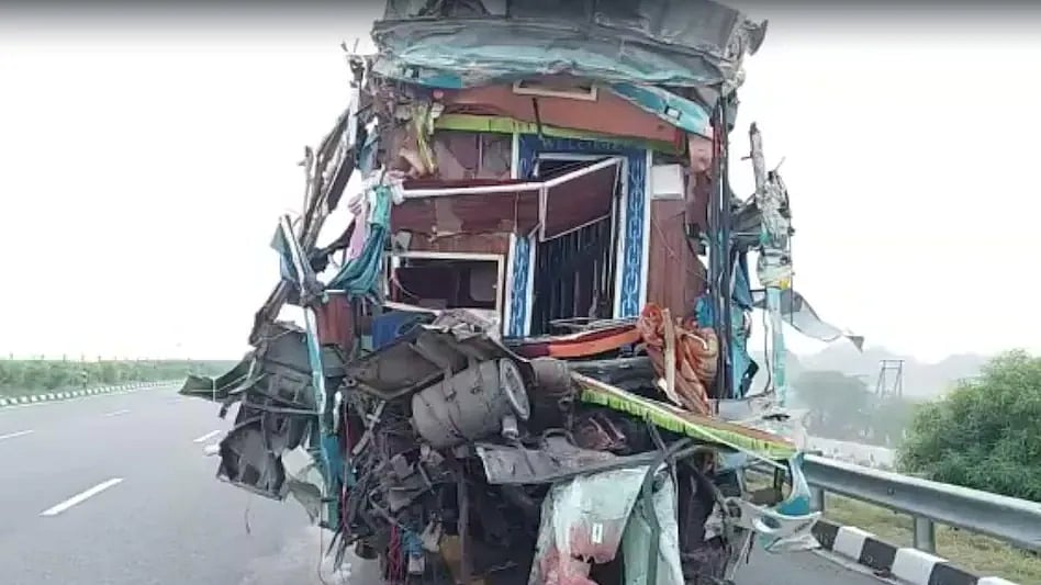 یوپی: لکھنؤ ایکسپریس وے پر خوفناک حادثہ، ڈمپر سے ٹکرائی بس، 4 ہلاک، 40 سے زیادہ زخمی