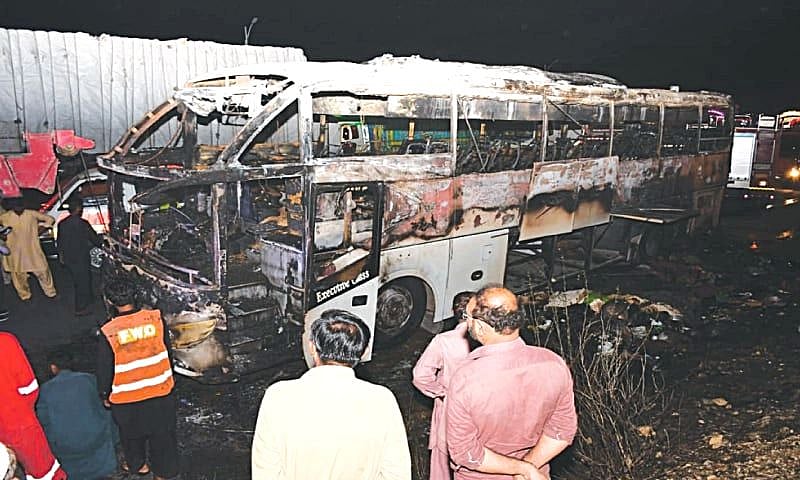 پاکستان: صوبہ سندھ میں بس میں آگ لگنے کا ہولناک واقعہ، 18 افراد جان بحق