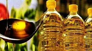’دھارا‘ برانڈ کا تیل استعمال کرنے والوں کے لیے خوشخبری، مدر ڈیری نے قیمت میں 20-15 روپے فی لیٹر کمی کا کیا اعلان