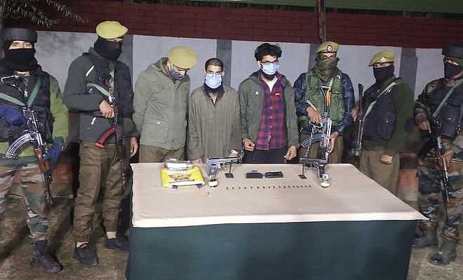 کشمیر کے سوپور میں لشکر طیبہ کے دو ہائی برڈ ملی ٹینٹ گرفتار، اسلحہ و گولہ بارود بر آمد: پولیس