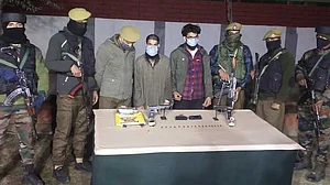 کشمیر کے سوپور میں لشکر طیبہ کے دو ہائی برڈ ملی ٹینٹ گرفتار، اسلحہ و گولہ بارود بر آمد: پولیس