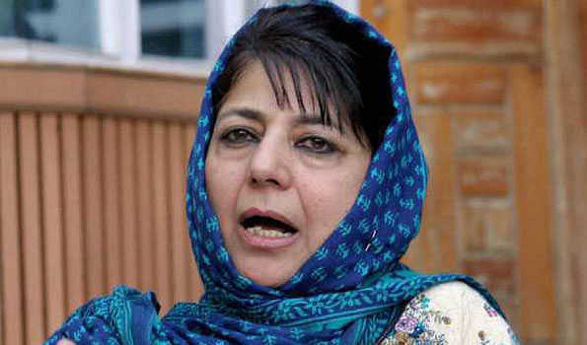 سابق وزیر اعلیٰ محبوبہ مفتی سڑک حادثہ میں بال بال بچیں، کار کا اگلا حصہ بری طرح ٹوٹ گیا