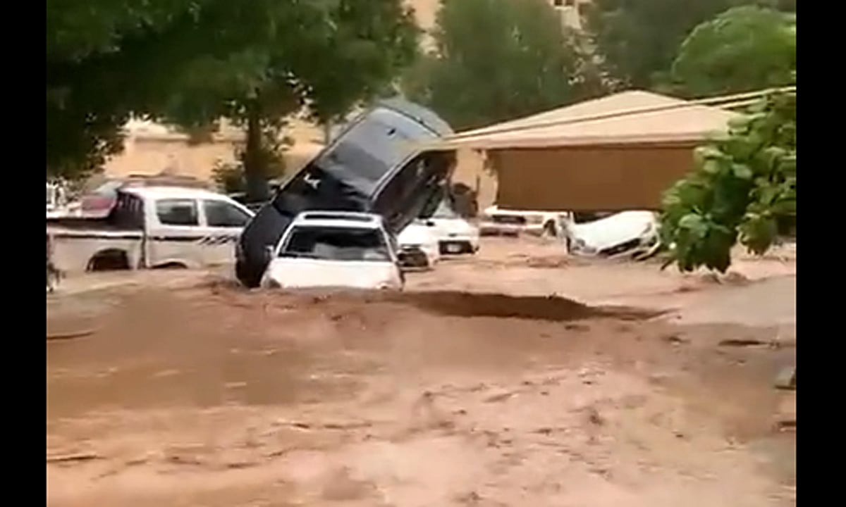 سعودی شہر جدہ میں شدید بارش، 2 افراد ہلاک، لوگوں سے گھروں سے باہر نہ نکلنے کی اپیل