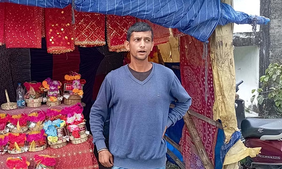 دھرم شالہ میں واقع شکتی پیٹھ چامنڈا دیوی مندر کے باہر پرساد بیچ رہے منیش کمار