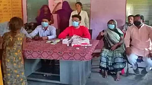 مدھیہ پردیش کے ٹیکم گڑھ میں بھنڈارے کا کھانا کھانے سے دو بچیوں کی موت، 56 افراد بیمار، کئی کی حالات نازک