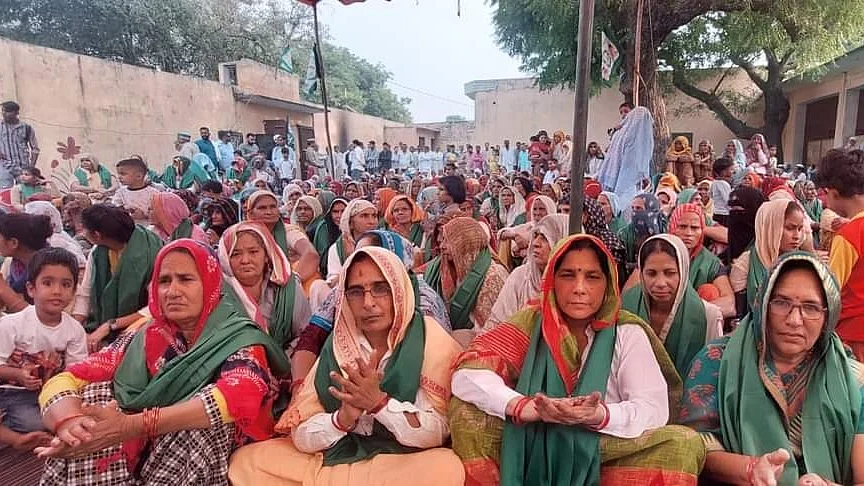بڑھانہ میں مہیلا کسان پنچایت کا منظر / تصویر آس محمد کیف