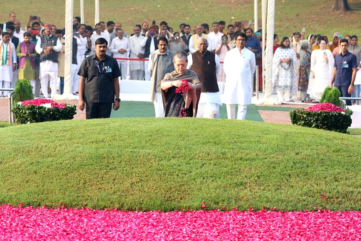 جواہر لال نہرو کے یوم پیدائش پر کانگریس صدر کھرگے اور سونیا گاندھی نے پیش کیا خراج عقیدت