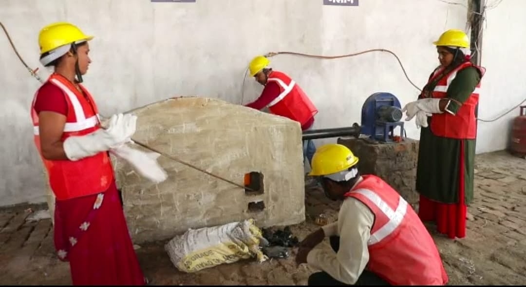 بہار کی خواتین کی کلائیوں میں کھنکیں گی شراب کی ضبط بوتلوں سے تیار چوڑیاں