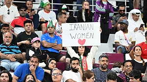 فیفا عالمی کپ :ایرانی کھلاڑیوں نے ملک گیر احتجاج کی حمایت میں قومی ترانہ نہیں گایا