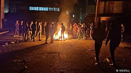مظاہرین نے ایرانی انقلاب کے بانی آیت اللہ خمینی کے پرانے گھر کو جلا دیا