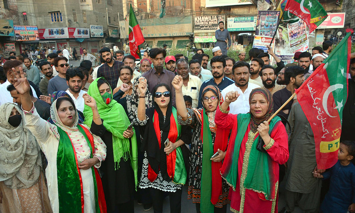 پاکستان پھر مارشل لا کی راہ پرگامزن...ظفر آغا