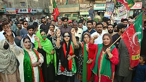 پاکستان پھر مارشل لا کی راہ پرگامزن...ظفر آغا