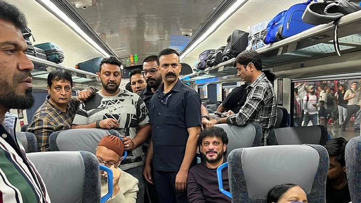 ٹرین میں سفر کرتے اسدالدین اویسی، تصویر آئی اے این ایس