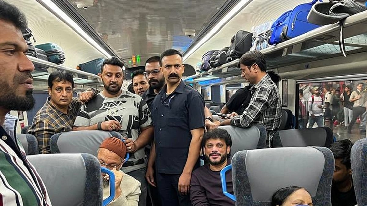 ٹرین میں سفر کرتے اسدالدین اویسی، تصویر آئی اے این ایس