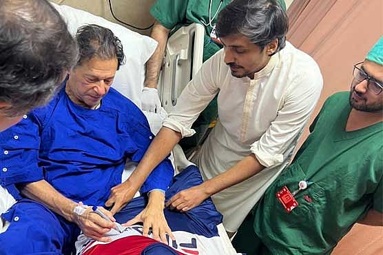 ’تم پاکستان کے ہیرو ہو‘ اپنی جان بچانے والے شخص سے بولے سابق وزیر اعظم عمران خان
