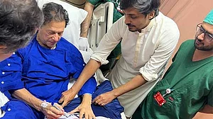 ’تم پاکستان کے ہیرو ہو‘ اپنی جان بچانے والے شخص سے بولے سابق وزیر اعظم عمران خان