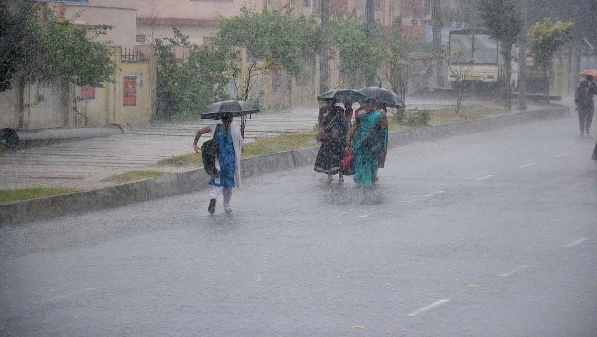 خلیج بنگال پر بننے والا دباؤ گردابی طوفان میں ہو رہا تبدیل، آندھرا پردیش میں آئندہ 3 دنوں تک بارش کا امکان
