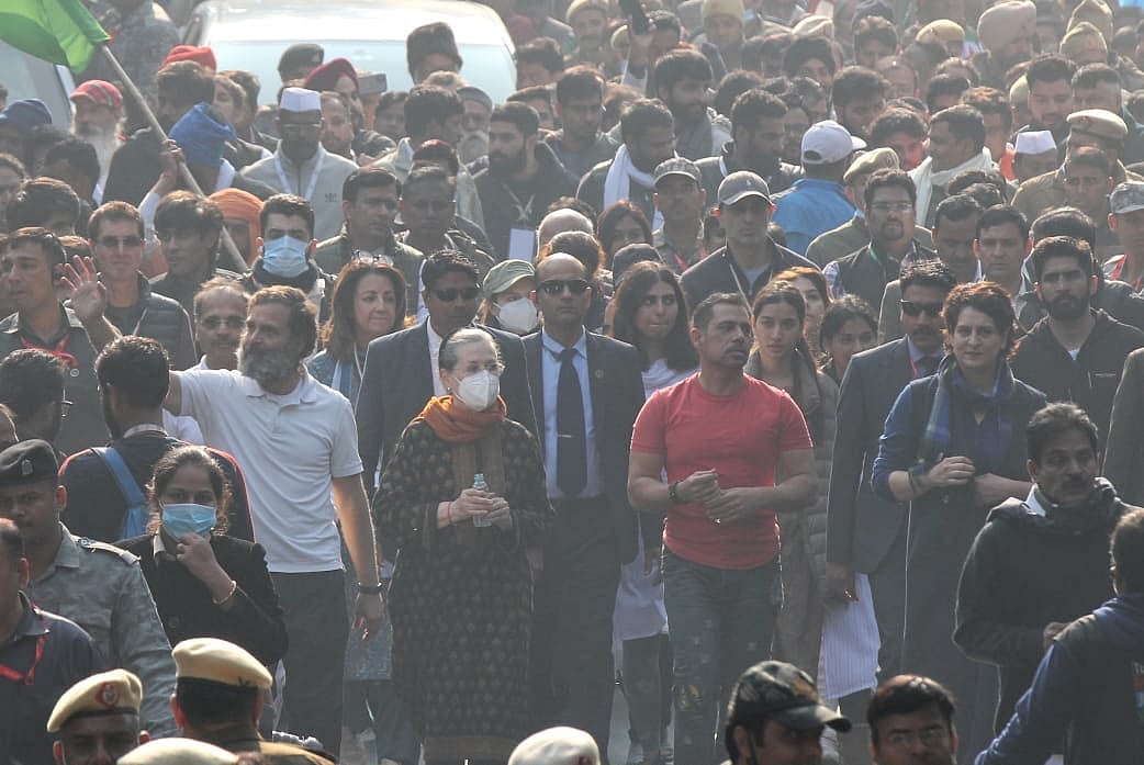 سونیا گاندھی نے پرینکا گاندھی کے ساتھ بھارت جوڑو یاترا میں شرکت کی۔

