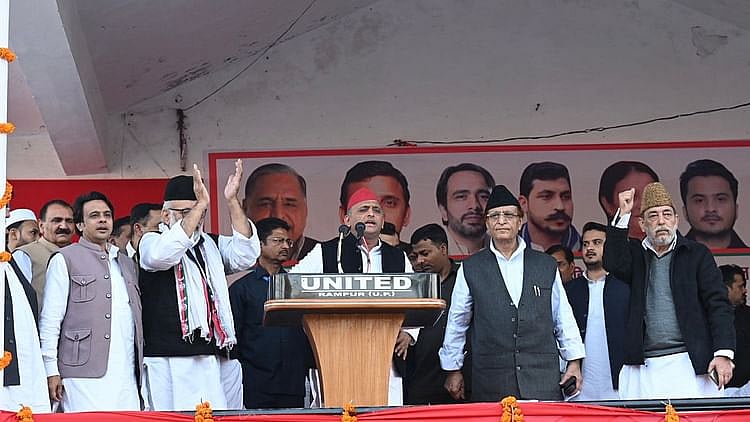 ’100 اراکین اسمبلی لائیے اور وزیر اعلیٰ بن جائیے‘، اکھلیش یادو کی یوپی کے دونوں نائب وزرائے اعلیٰ کو پیشکش!