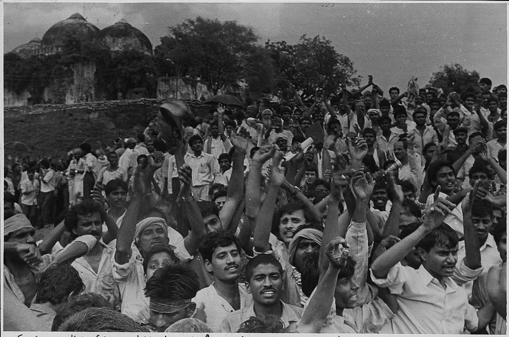 یہ تصویر بابری مسجد انہدام سے تقریباً 4 ماہ قبل کی ہے۔ جولائی 1992 میں بڑی تعداد میں کارسیوک رام مندر تعمیر کے مقام پر پہنچی تھی۔ یہاں سے ہزاروں کارسیوکوں کو ایودھیا کے لکشمن مندر و شیشدوار مندر کی طرف بھیج دیا گیا۔ اس تصویر کو دیکھ کر صاف اندازہ ہوتا ہے کہ رام مندر تعمیر کو لے کر ہندوؤں کا ایک طبقہ کتنا پرجوش تھا۔