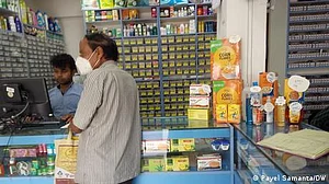 نیپال نے رام دیو کی کمپنی سمیت سولہ بھارتی کمپنیوں کی ادویات پر پابندی عائد کر دی