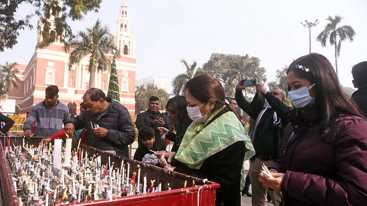 دہلی میں کرسمس ڈے کے موقع پر گرجا گھر میں موم روشن کرتے عقیدت مند / آئی اے این ایس