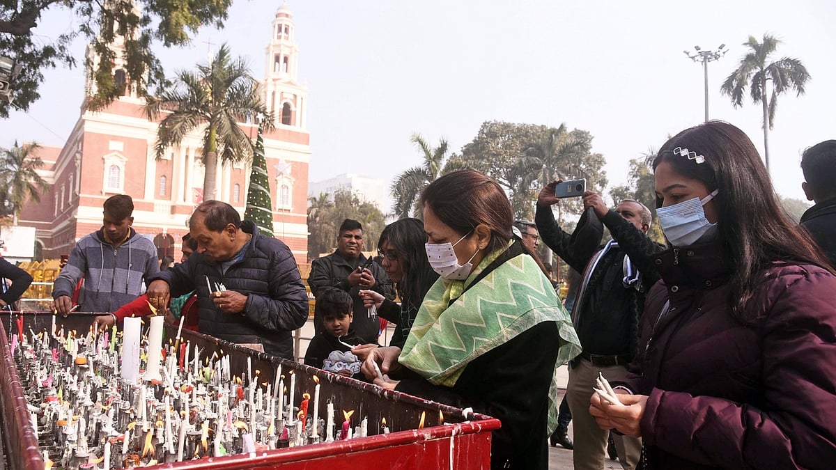 دہلی میں کرسمس ڈے کے موقع پر گرجا گھر میں موم روشن کرتے عقیدت مند / آئی اے این ایس