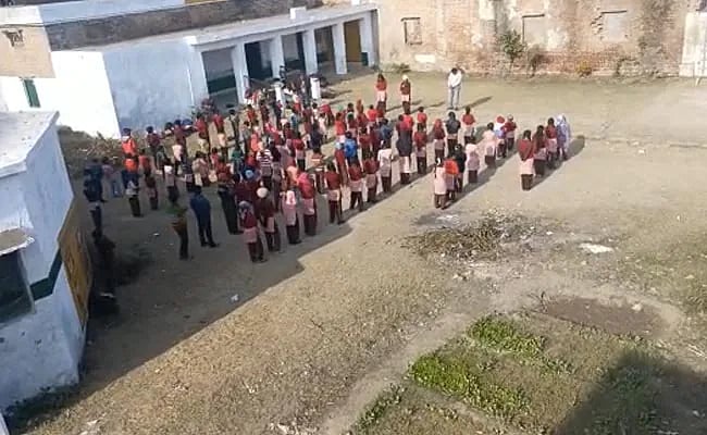 بریلی: اسکول میں علامہ اقبال کی دعائیہ نظم ‘لب پہ آتی ہے دعا بن کے تمنا میری‘ پڑھانے پر پرنسپل معطل، مقدمہ درج