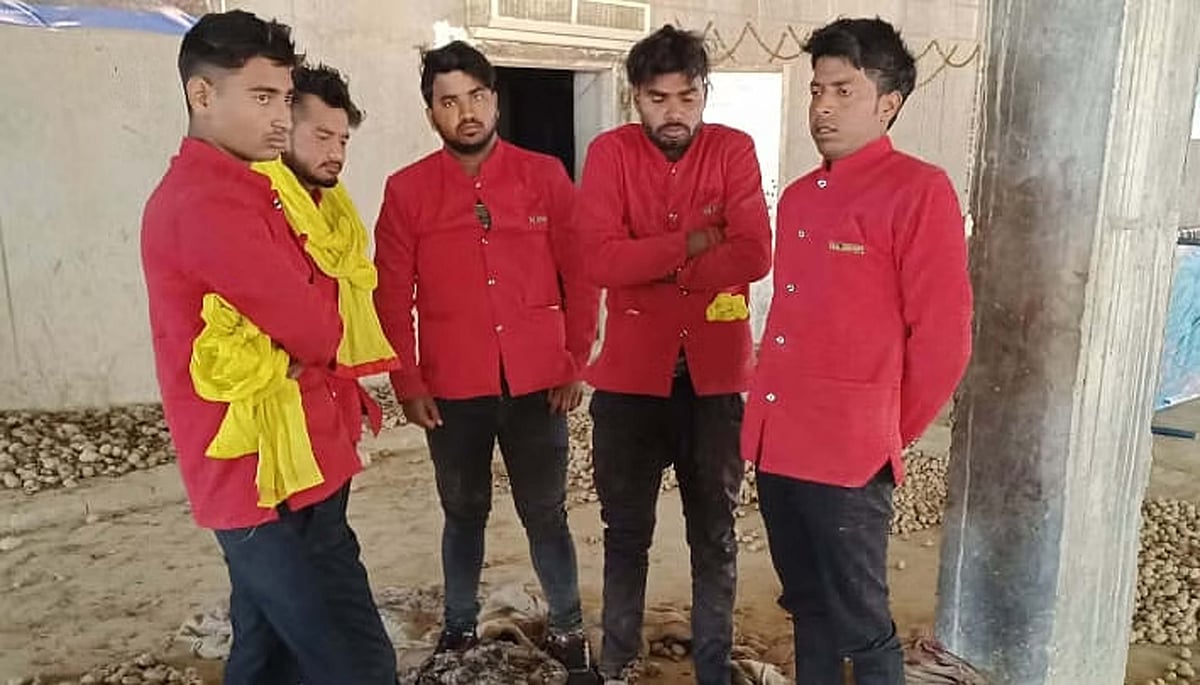 فرخ آباد میں انسانیت شرمسار! بی جے پی لیڈر نے چوری کے شبہ میں 5 ویٹروں کو زنجیروں میں باندھا، رات بھر بنایا یرغمال