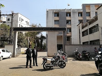 گجرات: کمرہ عدالت میں قصوروار نے خاتون ایڈیشنل ضلع جج پر کیا پتھر سے حملہ!