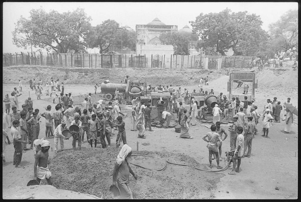 9 جولائی 1992 کی اس تصویر میں نظر آ رہی بھیڑ کارسیوکوں کی ہے۔ دراصل یہ وہ وقت تھا جب ایودھیا میں بابری مسجد کے قریب ’رام کتھا کنج نرتیہ گرہ‘ اور ’سمہا دوار‘ کی بنیاد کو بھرنے کا عمل انجام پا رہا تھا۔