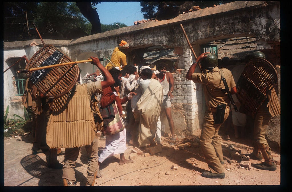 بابری مسجد کی شہادت 6 دسمبر 1992 کو ضرور ہوئی تھی، لیکن رام مندر کی لڑائی وی ایچ پی اور ہندوتوا طاقتوں نے بہت پہلے ہی شروع کر دی تھی۔ اس کی ایک مثال یہ تصویر ہے جو 29 اکتوبر 1990 کی بتائی جاتی ہے۔ تصویر میں عسکریت پسند ہندو ایودھیا واقع ایک مسجد احاطہ میں توڑ پھوڑ کر رہے ہیں اور سیکورٹی اہلکار بزور طاقت انھیں روکنے کی کوشش کر رہے ہیں۔