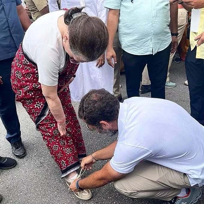 کرناٹک میں والدہ سونیا گاندھی کے جوتے کے فیتے باندھتے راہل گاندھی۔