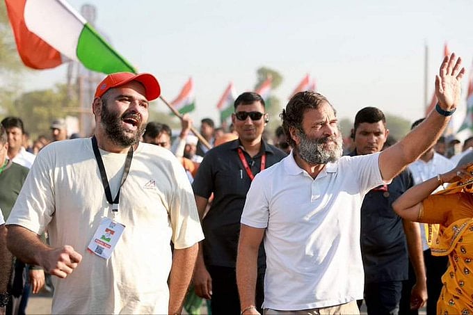 دیکھیں ویڈیو: آمروں کو لطیفوں سے نفرت کیوں ہے؟ کنال کامرا اور یوگیندر یادو کی گفتگو