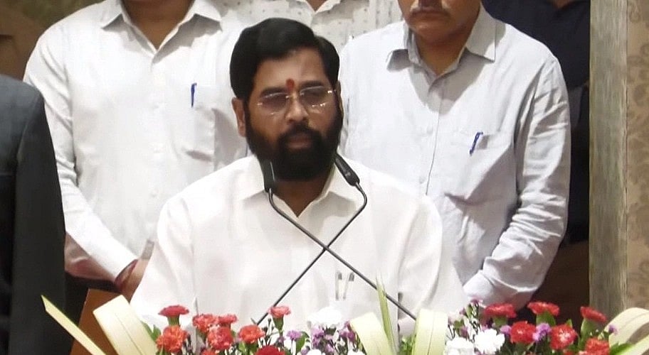 برے پھنسے شندے، ادھو  ٹھاکرے نے زمین الاٹمنٹ معاملے  پر ان سے استعفیٰ مانگ لیا