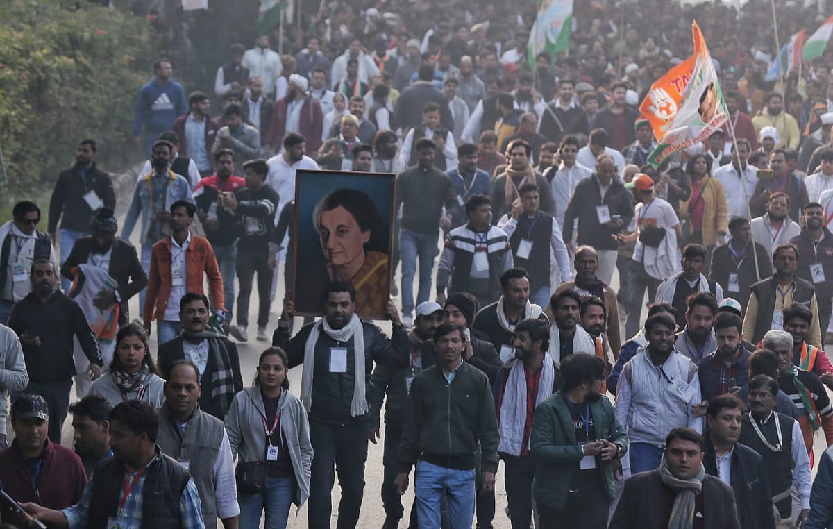 بھارت جوڑو یاترا کے دوران پد یاترا میں ہزاروں لوگ نظر آئے۔

