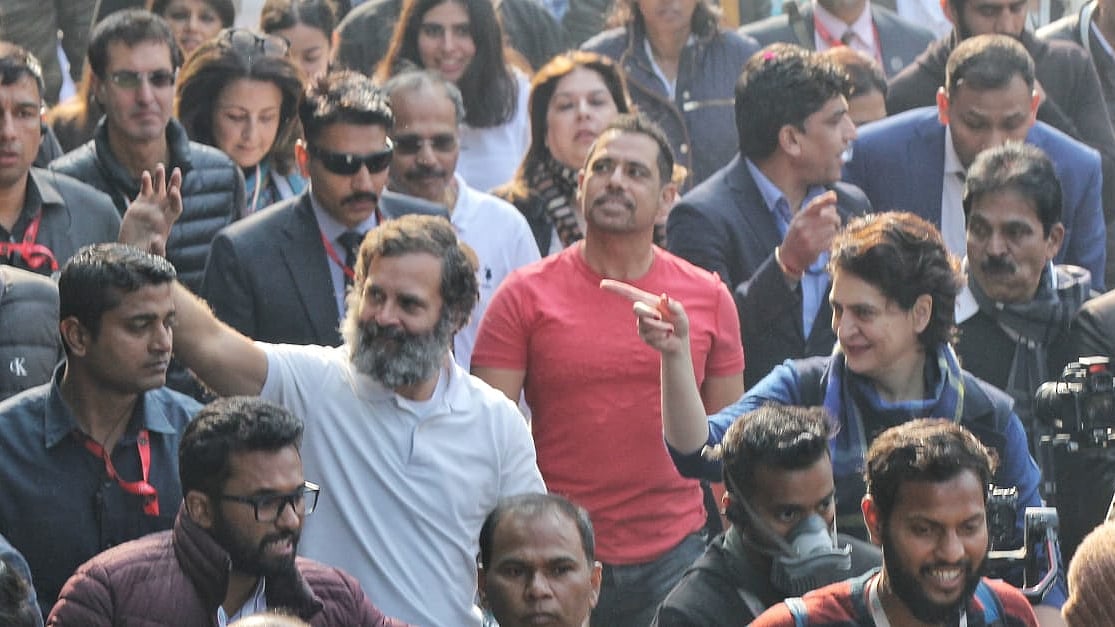 پرینکا گاندھی کے ساتھ ان کے شوہر رابرٹ واڈرا بھی یاترا میں شامل ہوئے ہیں / ٹوئٹر / @INCIndia