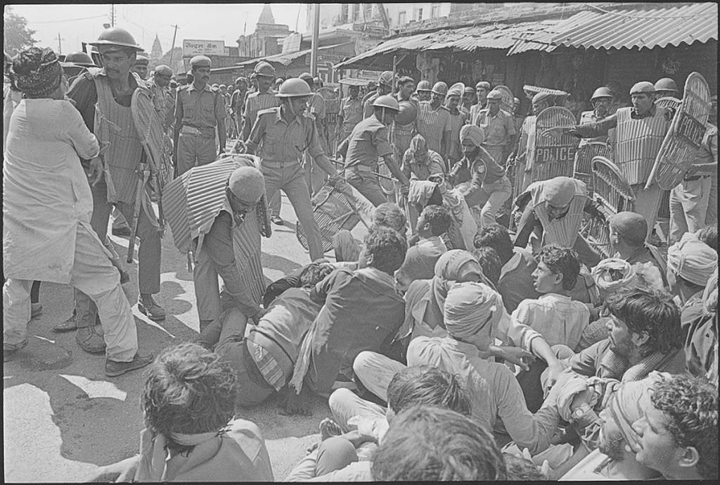یہ تصویر 2 نومبر 1990 کی ہے۔ اس تاریخ کی صبح نیم فوجی اہلکاروں نے 10 ہزار سے زیادہ کارسیوکوں پر اس وقت گولی چلائی تھی جب وہ ہنومان گڑھی سے ہوتے ہوئے رام جنم بھومی کمپلیکس کی طرف قدم بڑھا رہے تھے۔ نیم فوجی اہلکاروں کی فائرنگ میں کم از کم 18 کارسیوک ہلاک ہو گئے تھے جب کہ 43 زخمی ہوئے تھے۔