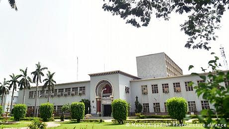 بھارت میں تعلیمی گرانٹ کے خاتمے پر مسلمان طالب علم پریشان