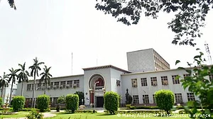 بھارت میں تعلیمی گرانٹ کے خاتمے پر مسلمان طالب علم پریشان