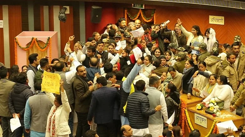 <div class="paragraphs"><p>سوک سینٹر میں میئر انتخاب سے قبل ہنگامہ کرتے کونسلرز / تصویر قومی آواز / وپن</p></div>