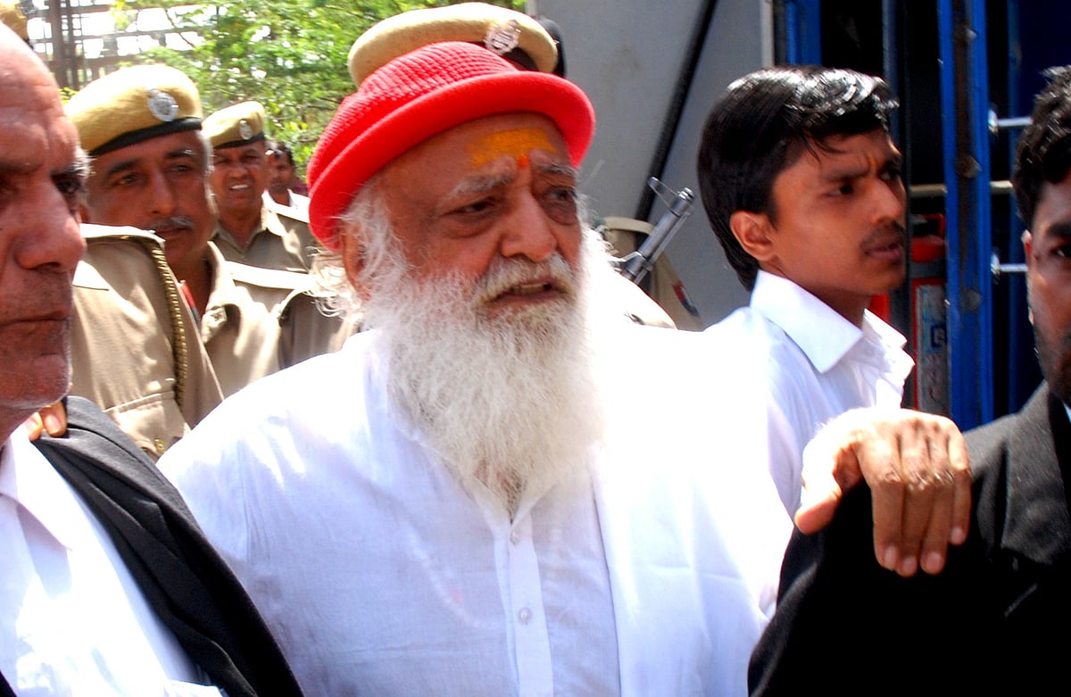 آسارام باپو کو گاندھی نگر سیشن کورٹ نے عصمت دری معاملے میں تاحیات قید کی سزا سنائی