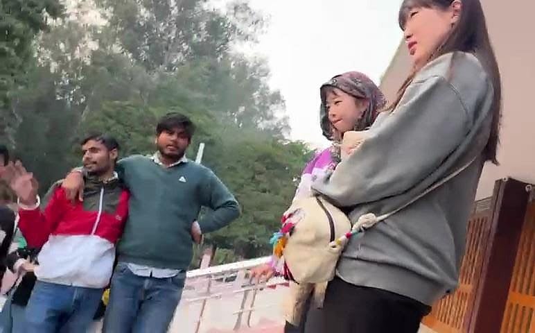 میرٹھ میں کوریائی طالبات سے نازیبا سلوک کے ملزم نوجوانوں کے خلاف مذہبی جذبات مشتعل کرنے کا مقدمہ درج