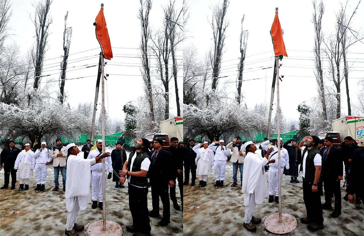 راہل گاندھی نے سری نگر میں پارٹی ہیڈ کوارٹر پر برف باری کے بیچ قومی پرچم لہرایا