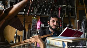پاکستان: بندوق کلچر والے قبائلی علاقے میں علم کی روشنی پھیلاتی لائبریری