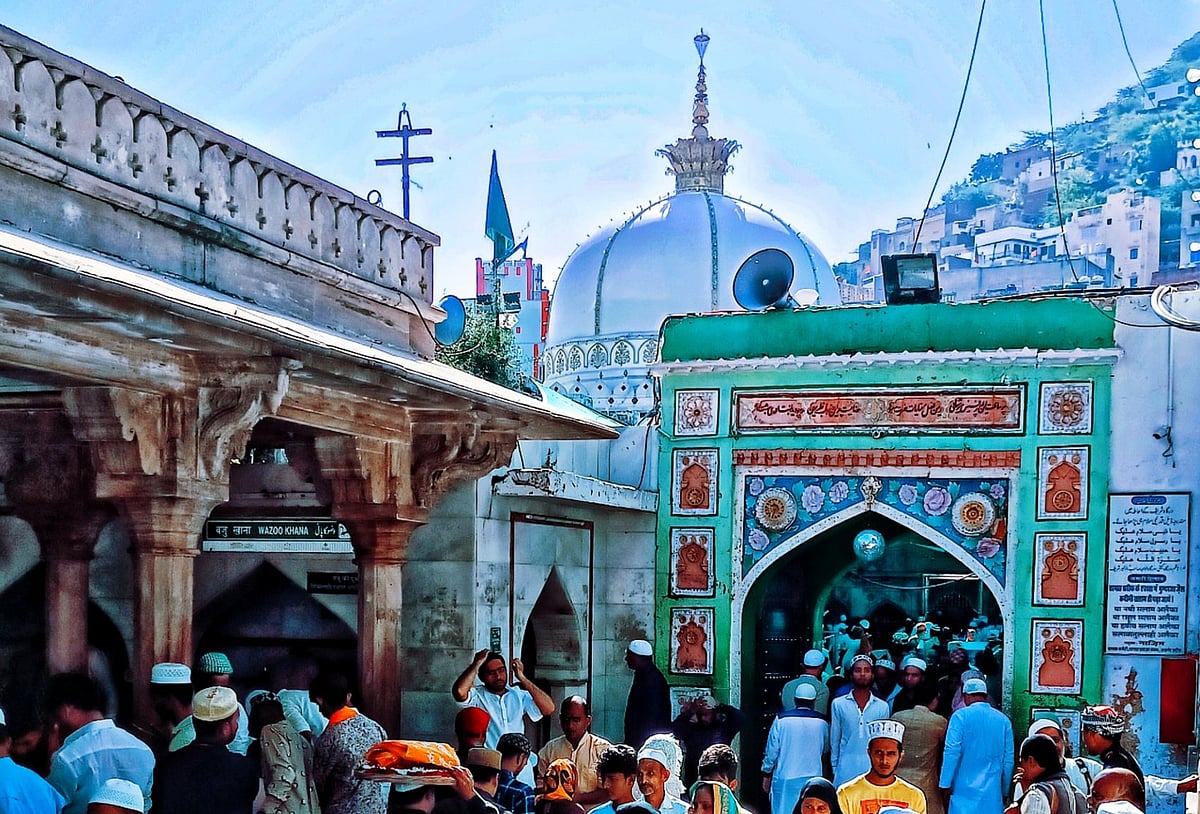 اجمیر شریف میں خواجہ معین الدین چشتیؒ کے عرس مبارک کے دوران سوا لاکھ زائرین نے ادا کی نماز جمعہ