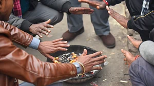 سردی کی لپیٹ میں شمالی ہندوستان، راجدھانی دہلی میں درجہ حرارت 3 ڈگری سیلسیس تک پہنچا